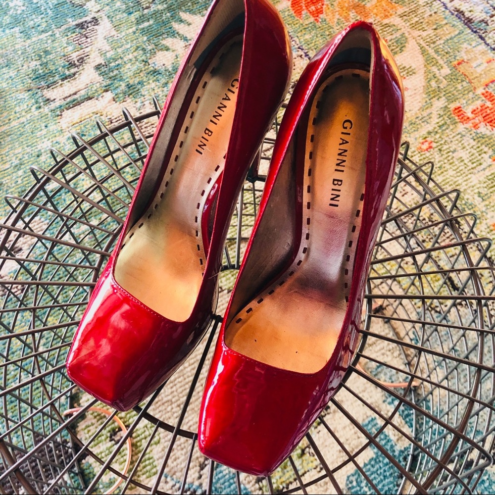 Gianni Bini red patten leather heels